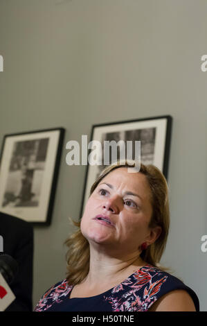 New York City Rat Lautsprecher Melissa Mark-Viverto und Mitglieder der New Yorker Stadtrat festhalten eine Pressekonferenz Donnerstag, 13. Oktober 2016 in das rote Zimmer für NY Rathaus über anhängigen Gesetzgebung. Frau Mark-Viverto sprach auch über ihre Erfahrungen als Kind belästigt.  © Frances M. Roberts) Stockfoto