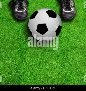 Spieler stehen auf Feld zeigt Fußball-Stollen mit Ball und Kopie Raum unten. Stockfoto