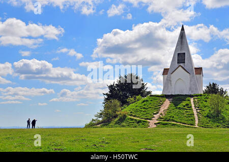 Ein paar besuchen Farley Mount Monument auf dem Beacon Hill. Stockfoto