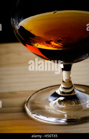 Böhmisches Glas Cognac auf einem Holztisch Stockfoto