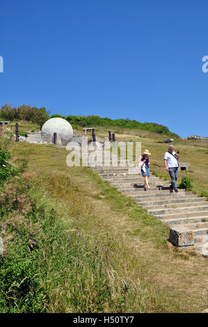 Besucher auf der Treppe zu den riesigen Stein Globus in Durston County Park, Isle of Purbeck, Swanage, Dorset, England. Stockfoto