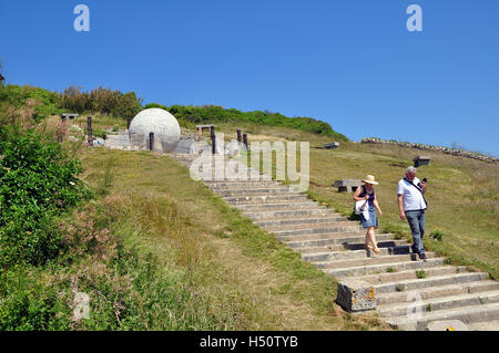 Besucher auf der Treppe zu den riesigen Stein Globus in Durston County Park, Isle of Purbeck, Swanage, Dorset, England. Stockfoto