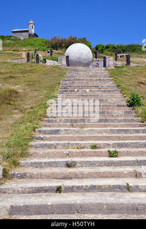 Stufen führen zum riesigen Steinglobus im Durston County Park, Isle of Purbeck, Swanage, Dorset, England. Stockfoto