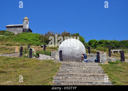 Besucher betrachten giant Stein Globus in Durston County Park, Isle of Purbeck, Swanage, Dorset, England. Stockfoto