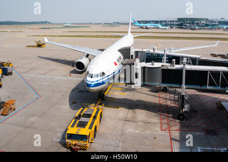 Tokyo, Japan - 6. Juni 2015: An Air China Airlines Flugzeug auf dem Rollfeld des Flughafen Tokio-Narita gewartet wird. Mit Sitz in Stockfoto