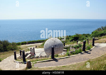 Riesiger Stein Globus in Durston County Park, Isle of Purbeck, Swanage, Dorset, England. Stockfoto