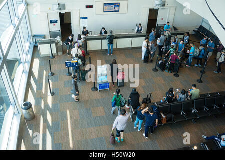 Tokyo, Japan - 5. Juni 2015: Passagiere an Bord eines Flugzeugs am Gate 96 Of Tokyo Narita Airport bereit. Stockfoto