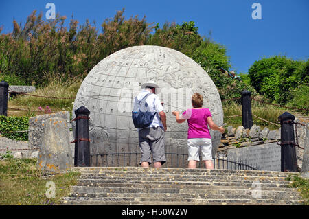 Paar Anzeigen von riesigen Stein Globus in Durston County Park, Isle of Purbeck, Swanage, Dorset, England. Stockfoto