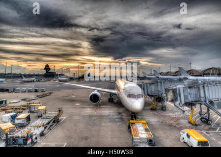 HDR-Rendering des goldenen Sonnenuntergang über Hong Kong International Airport auf der Insel Chek Lap Kok. Stockfoto
