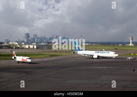 Calgary, Kanada - 18. Juli 2014: Zwei Verkehrsflugzeuge sitzen auf dem Rollfeld des Calgary International Airport YYC. Stockfoto