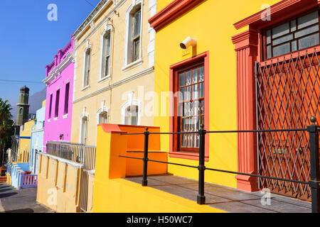 Stadtteil Bo-Kaap Kap - traditionell eine multikulturelle, bekannt für seine bunten Häuser und kopfsteingepflasterten Straßen, Kapstadt, Südafrika Stockfoto