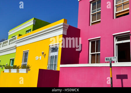 Stadtteil Bo-Kaap Kap - traditionell eine multikulturelle, bekannt für seine bunten Häuser und kopfsteingepflasterten Straßen, Kapstadt, Südafrika Stockfoto