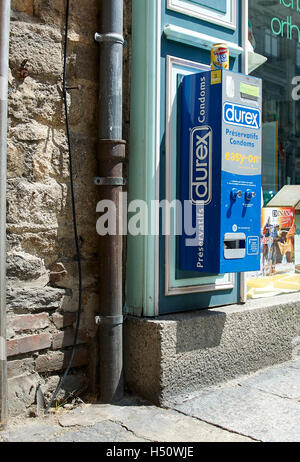 Ein Durex-Automat an einer Außenseite einen Shop in Dinan Frankreich. Ein Durex-Automat an einer Außenseite einen Shop in Dinan Frankreich. Stockfoto