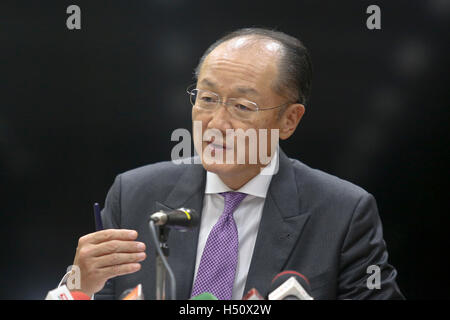 Dhaka, Bangladesch. 18. Oktober 2016. Weltbank-Präsident Jim Yong Kim auf einer Pressekonferenz in Dhaka zum Abschluss seiner zweitägigen Besuch in Bangladesch. Bildnachweis: Muhammad Mostafigur Rahman/Alamy Live-Nachrichten Stockfoto