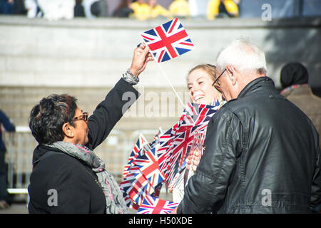 London UK, 18. Oktober 2016. Olympia Parade am Trafalgar Square. London feiert die absolute Medaille Aufzeichnungen des Team GB und Paralympic Team GB, vor Tausenden Menschen Masse. Bildnachweis: Alberto Pezzali/Alamy Live-Nachrichten Stockfoto