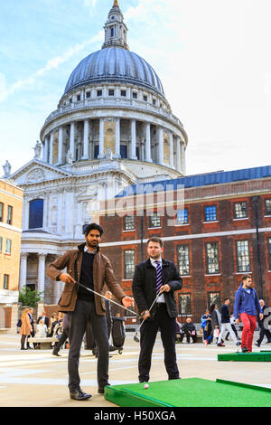 Paternoster Square, City of London, UK, 18. Oktober 2016. Städtischen Angestellten und Besucher genießen Sie eine Runde Minigolf am Paternoster Square in der Nähe von St. Pauls Cathedral in der City of London. Die Veranstaltung ist kostenlos für alle zu spielen und bleibt am Paternoster Square vom 18. Oktober bis 21. Oktober mit Wettbewerben und ein Play-off-Cup. Der Kurs beinhaltet eine Miniatur Tower Bridge, London Eye und anderen legendären Buiildings Credit: Imageplotter News und Sport/Alamy Live News Stockfoto