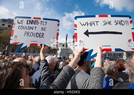 Trafalgar Square, London, UK. 18. Oktober 2016. Team GB Rio Olympischen und Paralympischen Athleten gegeben als Helden empfangen im Herzen von London in einem überfüllten Trafalgar Square. Zwei hand geschriebene Zeichen mit dem Daumen nach oben vierte Sockel zwischen. Bildnachweis: Malcolm Park Leitartikel/Alamy Live-Nachrichten. Stockfoto