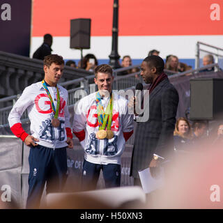 Trafalgar Square, London, UK. 18. Oktober 2016. Team GB Rio Olympischen und Paralympischen Athleten gegeben als Helden empfangen im Herzen von London in einem überfüllten Trafalgar Square. Bildnachweis: Sportsimages/Alamy Live-Nachrichten. Stockfoto