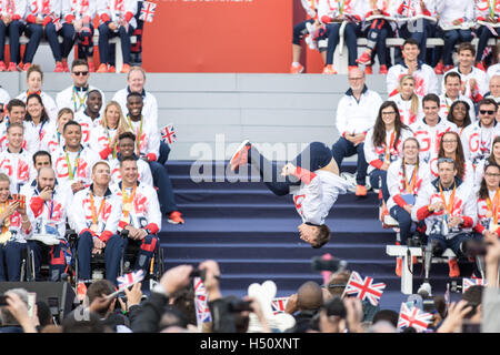 London, UK. 18. Oktober 2016. Turnerin Max Whitlock führt. Sportler bauen während der Olympischen Spiele & Paralympics-Team GB - Rio 2016 Siegesparade am Trafalgar Square, London, UK. Copyright Credit: carol Moir/Alamy Live-Nachrichten Stockfoto