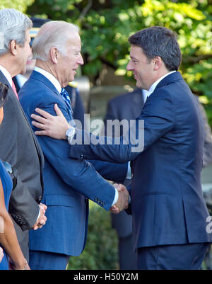 Washington DC, USA. 18. Oktober 2016. US-Vize-Präsident Joe Biden begrüßt Premierminister Matteo Renzi Italiens zu Beginn einer feierlichen Ankunft Ehren des Premierministers auf dem South Lawn von der das Weiße Haus in Washington, DC auf Dienstag, 18. Oktober 2016. © MediaPunch Inc/Alamy Live-Nachrichten Stockfoto