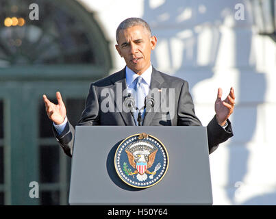 Washington DC, USA. 18. Oktober 2016. US-Präsident Barack Obama hosten eine Ankunft Zeremonie zum Jahresbeginn einen offiziellen Besuch zu Ehren von Premierminister Matteo Renzi und Frau Agnese Landini Italiens auf dem South Lawn von dem weißen Haus in Washington, DC auf Dienstag, 18. Oktober 2016. © MediaPunch Inc/Alamy Live-Nachrichten Stockfoto