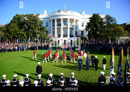 Washington DC, USA. 18. Oktober 2016. US-Präsident Barack Obama hosten eine Ankunft Zeremonie zum Jahresbeginn einen offiziellen Besuch zu Ehren von Premierminister Matteo Renzi und Frau Agnese Landini Italiens auf dem South Lawn von dem weißen Haus in Washington, DC auf Dienstag, 18. Oktober 2016. © MediaPunch Inc/Alamy Live-Nachrichten Stockfoto