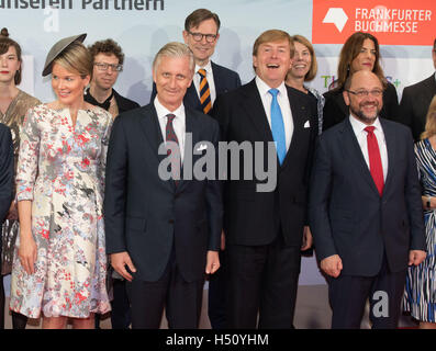 L-r: Königin Mathilde von Belgien, König Philippe von Belgien, König Willem-Alexander der Niederlande und dem Präsidenten des Europäischen Parlaments Martin Schulz (SPD) auf der Frankfurter Buchmesse in Frankfurt Am Main, Deutschland, 18. Oktober 2016. Flandern und die Niederlande sind besondere Gäste auf der diesjährigen Messe. Foto: Frank Rumpenhorst/dpa Stockfoto