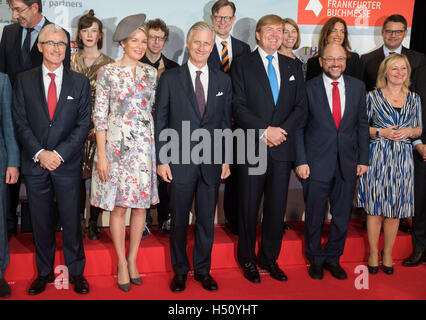 L-r: Geert Bourgeois, Ministerpräsident von Flandern, Königin Mathilde von Belgien, König Philippe von Belgien, König Willem-Alexander der Niederlande, der Präsident des Europäischen Parlaments Martin Schulz (SPD), und der niederländische Minister für Kultur Jet Bussemaker vor dem roten Teppich, die Eröffnungsfeier der Frankfurter Buchmesse in Frankfurt Am Main, Deutschland, 18. Oktober 2016. Flandern und die Niederlande sind besondere Gäste auf der diesjährigen Messe. Foto: Frank Rumpenhorst/dpa Stockfoto