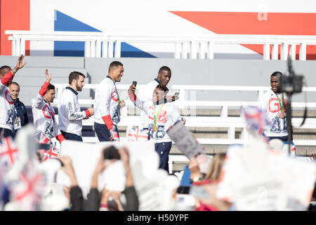 London, Großbritannien 18. Oktober 2016.  Boxer Nicola Adams nimmt ein Selbstporträt. Sportler bauen während der Olympischen Spiele & Paralympics-Team GB - Rio 2016 Siegesparade am Trafalgar Square, London, UK. Copyright Carol Moir/Alamy Live-Nachrichten. Stockfoto