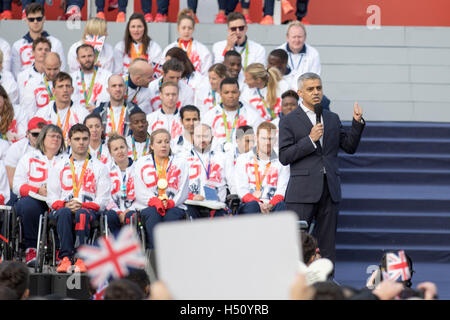 London, Großbritannien 18. Oktober 2016. Sadiq Khan. Sportler bauen während der Olympischen Spiele & Paralympics-Team GB - Rio 2016 Siegesparade am Trafalgar Square, London, UK. Copyright Carol Moir/Alamy Live-Nachrichten. Stockfoto