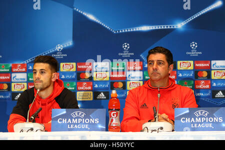 Kiew, Ukraine. 18. Oktober 2016. Pressekonferenz von SL Benfica Manager Rui Vitoria und Spieler Luis Miguel Afonso Fernandes (Pizzi) vor dem UEFA Champions League-Spiel gegen den FC Dynamo Kyiv im NSC Olimpiyskyi Stadium in Kiew, Ukraine. Bildnachweis: Oleksandr Prykhodko/Alamy Live-Nachrichten Stockfoto