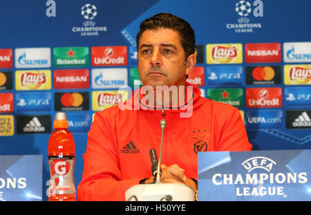 Kiew, Ukraine. 18. Oktober 2016. SL Benfica-Manager Rui Vitoria besucht Pressekonferenz vor dem Spiel der UEFA Champions League gegen den FC Dynamo Kyiv im NSC Olimpiyskyi Stadium in Kiew, Ukraine. Bildnachweis: Oleksandr Prykhodko/Alamy Live-Nachrichten Stockfoto