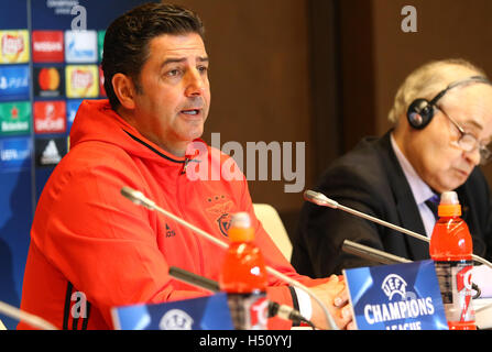 Kiew, Ukraine. 18. Oktober 2016. SL Benfica-Manager Rui Vitoria besucht Pressekonferenz vor dem Spiel der UEFA Champions League gegen den FC Dynamo Kyiv im NSC Olimpiyskyi Stadium in Kiew, Ukraine. Bildnachweis: Oleksandr Prykhodko/Alamy Live-Nachrichten Stockfoto