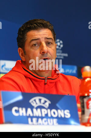 Kiew, Ukraine. 18. Oktober 2016. SL Benfica-Manager Rui Vitoria besucht Pressekonferenz vor dem Spiel der UEFA Champions League gegen den FC Dynamo Kyiv im NSC Olimpiyskyi Stadium in Kiew, Ukraine. Bildnachweis: Oleksandr Prykhodko/Alamy Live-Nachrichten Stockfoto