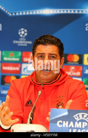 Kiew, Ukraine. 18. Oktober 2016. SL Benfica-Manager Rui Vitoria besucht Pressekonferenz vor dem Spiel der UEFA Champions League gegen den FC Dynamo Kyiv im NSC Olimpiyskyi Stadium in Kiew, Ukraine. Bildnachweis: Oleksandr Prykhodko/Alamy Live-Nachrichten Stockfoto
