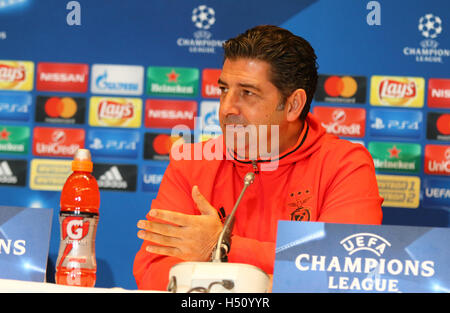 Kiew, Ukraine. 18. Oktober 2016. SL Benfica-Manager Rui Vitoria besucht Pressekonferenz vor dem Spiel der UEFA Champions League gegen den FC Dynamo Kyiv im NSC Olimpiyskyi Stadium in Kiew, Ukraine. Bildnachweis: Oleksandr Prykhodko/Alamy Live-Nachrichten Stockfoto