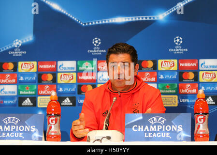 Kiew, Ukraine. 18. Oktober 2016. SL Benfica-Manager Rui Vitoria besucht Pressekonferenz vor dem Spiel der UEFA Champions League gegen den FC Dynamo Kyiv im NSC Olimpiyskyi Stadium in Kiew, Ukraine. Bildnachweis: Oleksandr Prykhodko/Alamy Live-Nachrichten Stockfoto