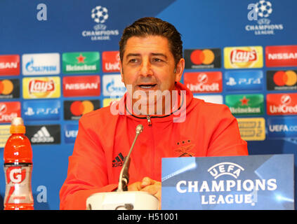 Kiew, Ukraine. 18. Oktober 2016. SL Benfica-Manager Rui Vitoria besucht Pressekonferenz vor dem Spiel der UEFA Champions League gegen den FC Dynamo Kyiv im NSC Olimpiyskyi Stadium in Kiew, Ukraine. Bildnachweis: Oleksandr Prykhodko/Alamy Live-Nachrichten Stockfoto