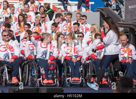 London, 18. Oktober 2016, Olympioniken versammeln sich an den Team GB und ParalympicGB Team London Heimkehr Credit: Ian Davidson/Alamy Live News Stockfoto