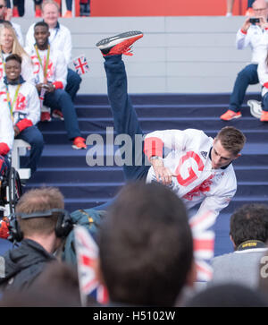 London, 18. Oktober 2016, Max Whitlock, Turnerin, gibt eine Demonstration an der Team GB und Paralympics GB Team London Homecoming Credit: Ian Davidson/Alamy Live News Stockfoto