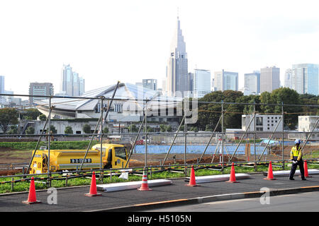 Tokio, Japan. 18. Oktober 2016. Ein Blick auf die Website für das neue Nationalstadion und Herzstück für 2020 Olympischen Spiele in Tokio am 18. Oktober 2016, Tokio, Japan. Das neue Stadion von Kengo Kuma entworfen wird voraussichtlich $ 1,47 Milliarden Kosten und Bau verzögert durch Konstruktionsänderungen und versucht, zu verhindern, dass das Budget für die Spiele aus dem Ruder geraten. Die japanische Regierung schließlich genehmigt die ein Budget von $ 1,5 Milliarden für das Projekt am Ende September und Konstruktion wird nun voraussichtlich dauert drei Jahre im November 2019 abzuschließen. © Rodrigo Reyes Marin/AFLO/Alamy Live-Nachrichten Stockfoto