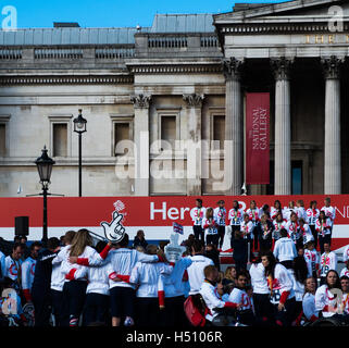 Trafalgar Square, London, UK. 18. Oktober 2016. Team GB Rio Olympischen und Paralympischen Athleten erhalten als Helden empfangen am Trafalgar Square. Bildnachweis: Claire Doherty/Alamy Live News Stockfoto