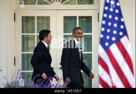 Washington, DC, USA. 18. Oktober 2016. U.S. President Barack Obama (R) und Besuch Italiens Premier Matteo Renzi kommen für eine gemeinsame Pressekonferenz im Rose Garden im Weißen Haus in Washington, D.C., Hauptstadt der Vereinigten Staaten, 18. Oktober 2016. Bildnachweis: Bao Dandan/Xinhua/Alamy Live-Nachrichten Stockfoto