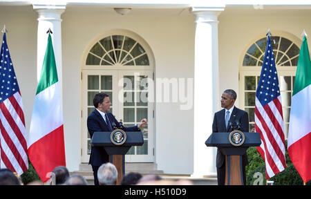 Washington, DC, USA. 18. Oktober 2016. Italiens Premier Matteo Renzi(L) spricht während einer gemeinsamen Pressekonferenz mit US-Präsident Barack Obama im Weißen Haus in Washington, D.C., Hauptstadt der Vereinigten Staaten, 18. Oktober 2016. Bildnachweis: Bao Dandan/Xinhua/Alamy Live-Nachrichten Stockfoto