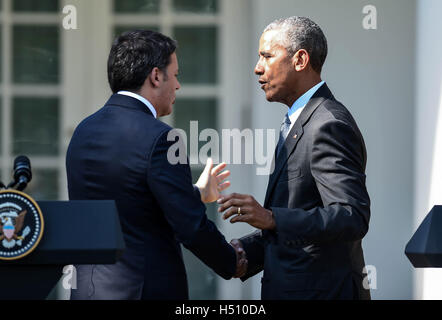 Washington, DC, USA. 18. Oktober 2016. U.S. President Barack Obama (R) und Besuch Italiens Premier Matteo Renzi Handschlag nach einer gemeinsamen Pressekonferenz im Weißen Haus in Washington, D.C., Hauptstadt der Vereinigten Staaten, 18. Oktober 2016. Bildnachweis: Bao Dandan/Xinhua/Alamy Live-Nachrichten Stockfoto