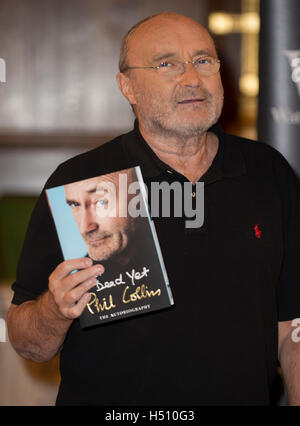 London, UK. 18. Oktober 2016. Zur Feier der Veröffentlichung seiner Autobiographie nicht tot noch stellt Phil Collins vor einen Vortrag in der St. James Church am 18. Oktober 2016 in London, England. Bildnachweis: Gary Mitchell/Alamy Live-Nachrichten Stockfoto