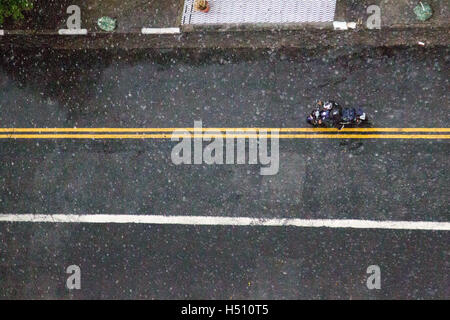 Sao Paulo, Brasilien. 18.. Oktober 2016. Straßenszenen. Ein Motorrad, das an einem nassen, regnerischen Nachmittag auf der Asphaltstraße entlang der Trennlinie rast, während in der Innenstadt Regentropfen fallen, ist aus der Vogelperspektive zu sehen. Sao Paulo, Brasilien. © Andre M. Chang/Alamy Live News Stockfoto