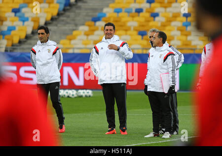 Kiew, Ukraine. 18. Oktober 2016. SL Benfica-Manager Rui Vitoria (2. v. L) und seine Gehilfen zu Fuß auf dem Spielfeld während der Trainingseinheit vor UEFA-Champions-League-Spiel gegen den FC Dynamo Kyiv im NSC Olimpiyskyi Stadium in Kiew, Ukraine. Bildnachweis: Oleksandr Prykhodko/Alamy Live-Nachrichten Stockfoto