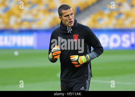 Kiew, Ukraine. 18. Oktober 2016. Torhüter Julio Cesar von SL Benfica läuft während der Trainingseinheit im NSC Olimpiyskyi Stadium vor der UEFA-Champions-League-Spiel gegen den FC Dynamo Kyiv im NSC Olimpiyskyi Stadium in Kiew, Ukraine. Bildnachweis: Oleksandr Prykhodko/Alamy Live-Nachrichten Stockfoto