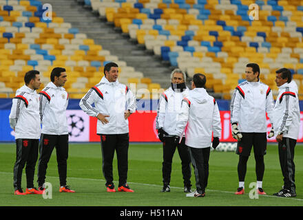 Kiew, Ukraine. 18. Oktober 2016. SL Benfica-Manager Rui Vitoria (3. v. L) und seine Gehilfen zu Fuß auf dem Spielfeld während der Trainingseinheit vor UEFA-Champions-League-Spiel gegen den FC Dynamo Kyiv im NSC Olimpiyskyi Stadium in Kiew, Ukraine. Bildnachweis: Oleksandr Prykhodko/Alamy Live-Nachrichten Stockfoto
